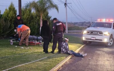 Aparatosa volcadura y deja dos hombres malheridos en Pénjamo