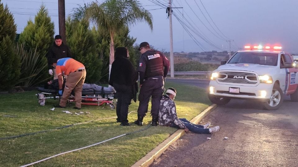 Aparatosa volcadura y deja dos hombres malheridos en Pénjamo